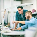 дизайнеры за работой с клиентом дизайнеры за работой с клиентом